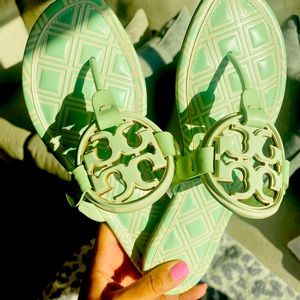 NWT - Tory Burch Metal Miller Calf Leather in New Ivory / Meadow Mist - Size 8